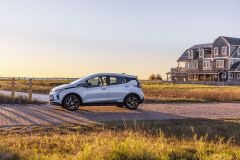 2022-Chevrolet-BoltEV-003