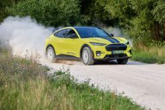 FordMustangMach-E_AutoRok2025_04