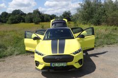 FordMustangMach-E_AutoRok2025_15