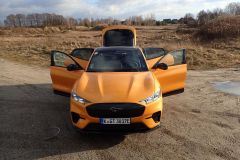 FordMustangMachE-GT_AutoRok_2022_11