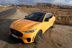 FordMustangMachE-GT_AutoRok_2022_12