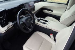 LexusLM350h_AutoRok2024_01