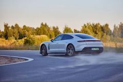 PorscheTaycan_testAutoRok_2021_04