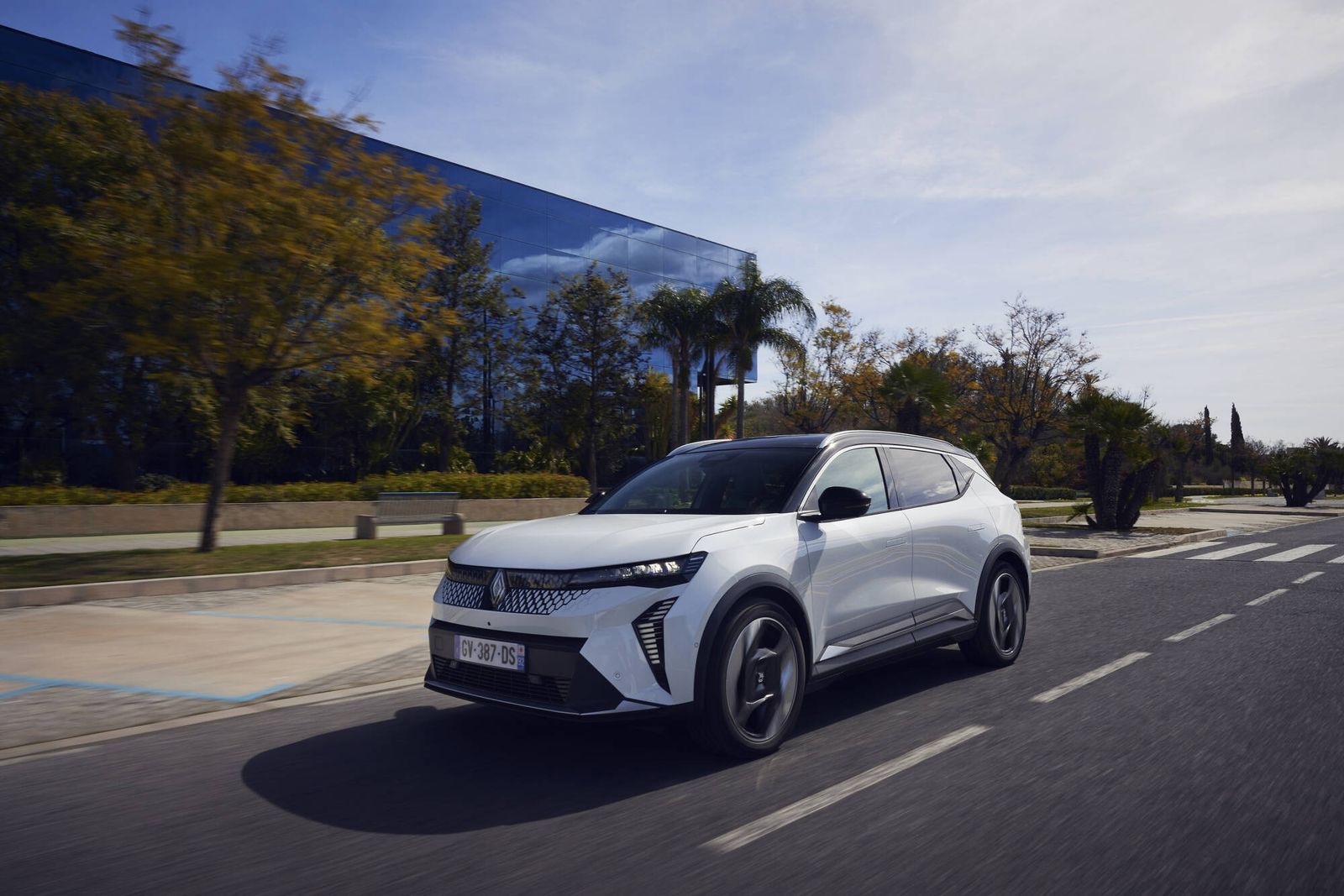 renault-scenic-e-tech-electric-iconic-arctic-white_1