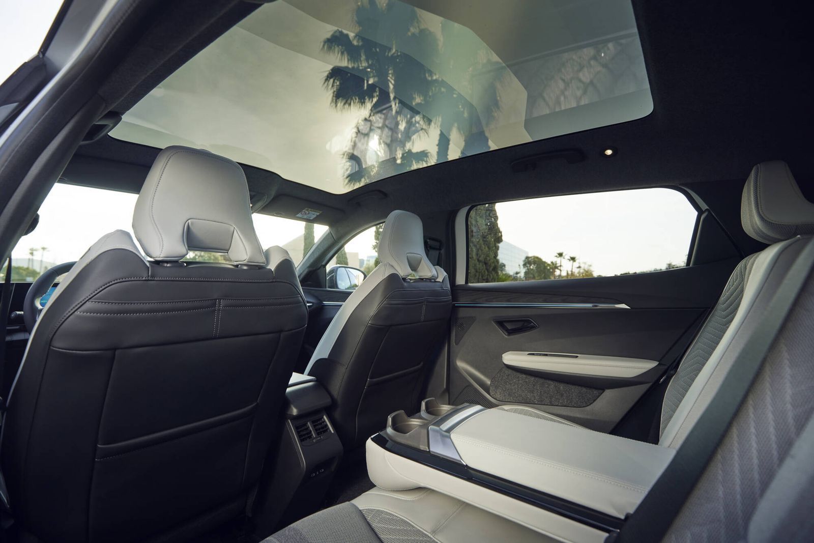 renault-scenic-e-tech-electric-iconic-arctic-white_10