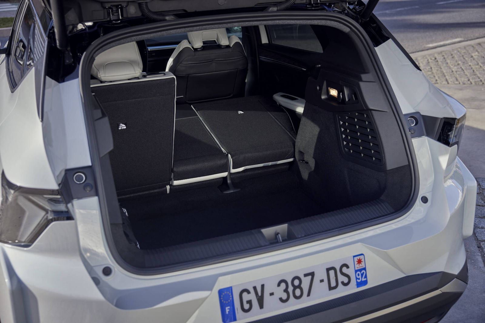 renault-scenic-e-tech-electric-iconic-arctic-white_12