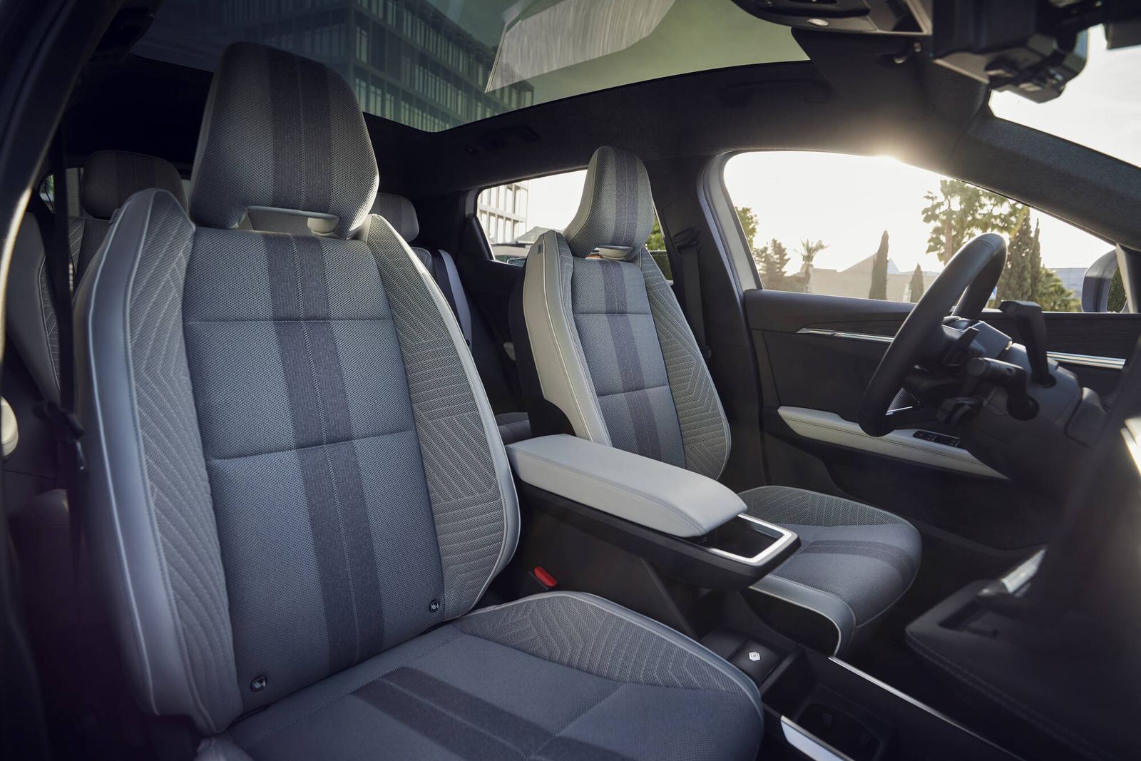 renault-scenic-e-tech-electric-iconic-arctic-white_9