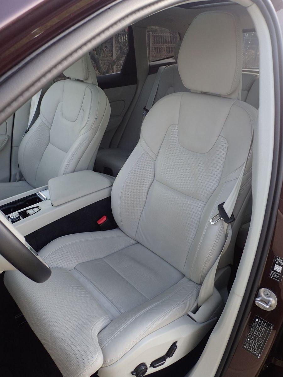 VolvoXC60T8-2026_AutoRok_03
