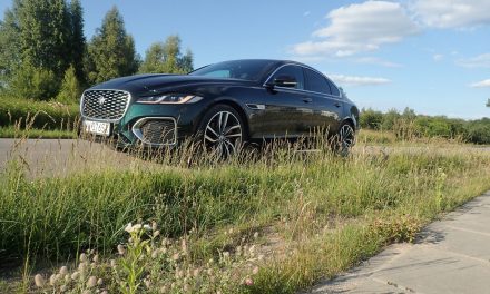 Jaguar XF P300 AWD – Na cztery łapy