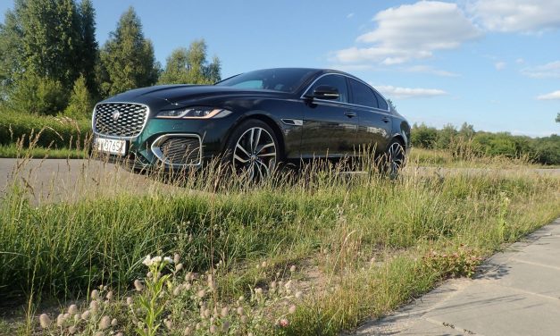 Jaguar XF P300 AWD – Na cztery łapy