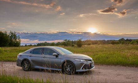 Toyota Camry 2.5 Hybrid Dynamic Force – Oszczędna limuzyna