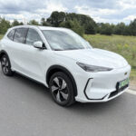 Geely E5 – Elektryk w białym płaszczu