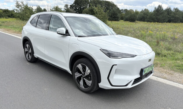 Geely E5 – Elektryk w białym płaszczu